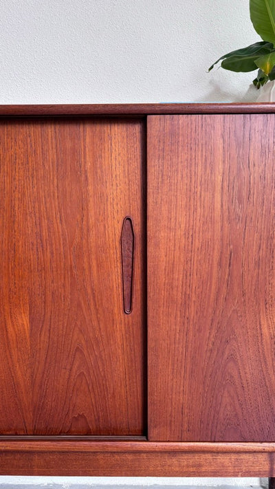 
                  
                    Highboard teak 3 deuren - LOUI.STORE
                  
                