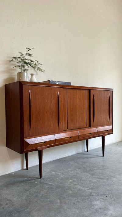 
                  
                    Highboard teak 3 schuifdeuren 4 lades - LOUI.STORE
                  
                