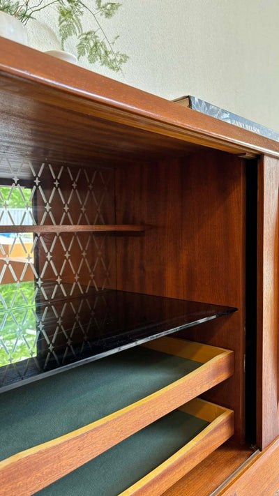 
                  
                    Highboard teak 3 schuifdeuren 4 lades - LOUI.STORE
                  
                