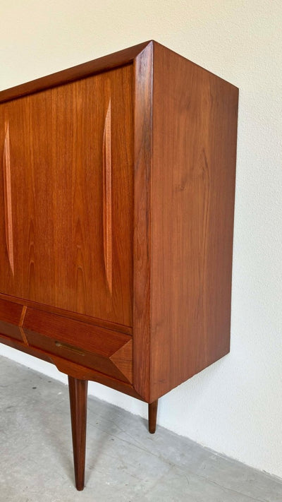 
                  
                    Highboard teak 3 schuifdeuren 4 lades - LOUI.STORE
                  
                