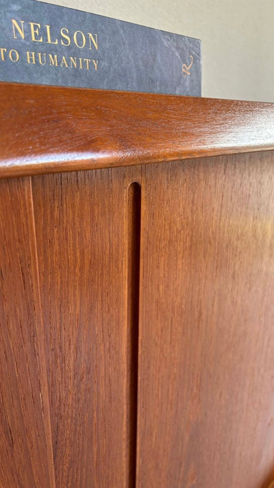 
                  
                    Highboard teak 3 schuifdeuren 4 lades - LOUI.STORE
                  
                