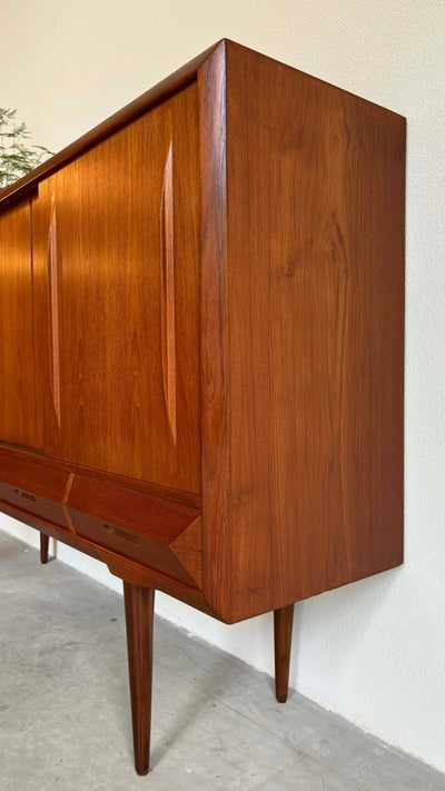 
                  
                    Highboard teak 3 schuifdeuren 4 lades - LOUI.STORE
                  
                