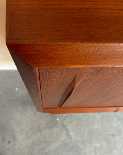 
                  
                    Highboard teak 3 schuifdeuren 4 lades - LOUI.STORE
                  
                