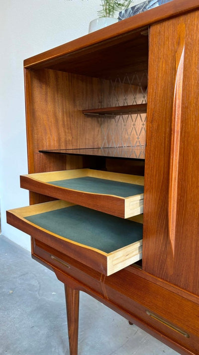 
                  
                    Highboard teak 3 schuifdeuren 4 lades - LOUI.STORE
                  
                