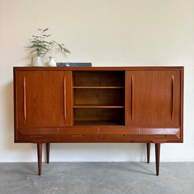 
                  
                    Highboard teak 3 schuifdeuren 4 lades - LOUI.STORE
                  
                