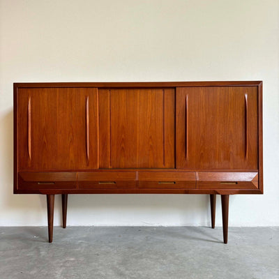 
                  
                    Highboard teak 3 schuifdeuren 4 lades - LOUI.STORE
                  
                