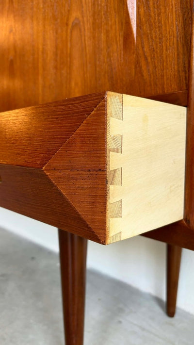 
                  
                    Highboard teak 3 schuifdeuren 4 lades - LOUI.STORE
                  
                