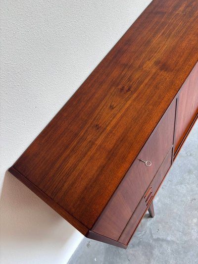 
                  
                    Highboard teak klepkastje - LOUI.STORE
                  
                