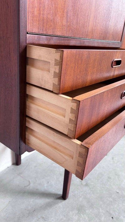 
                  
                    Highboard teak klepkastje - LOUI.STORE
                  
                