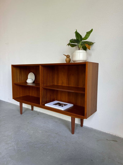 Hundevad boekenkast teak laag - LOUI.STORE