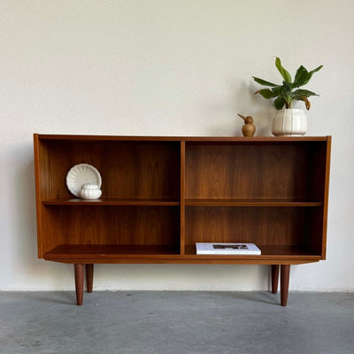 Hundevad boekenkast teak laag - LOUI.STORE