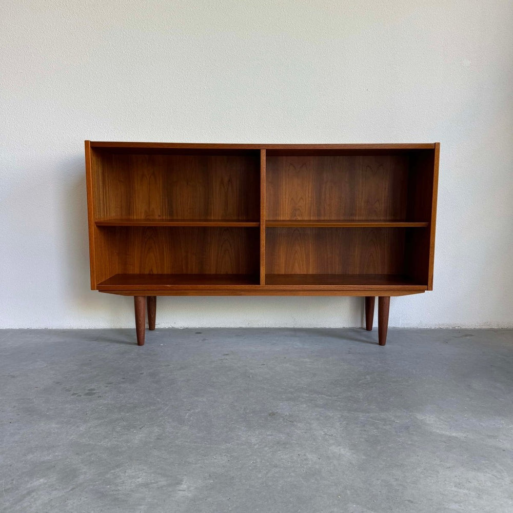 
                  
                    Hundevad boekenkast teak laag - LOUI.STORE
                  
                