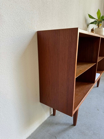 
                  
                    Hundevad boekenkast teak laag - LOUI.STORE
                  
                