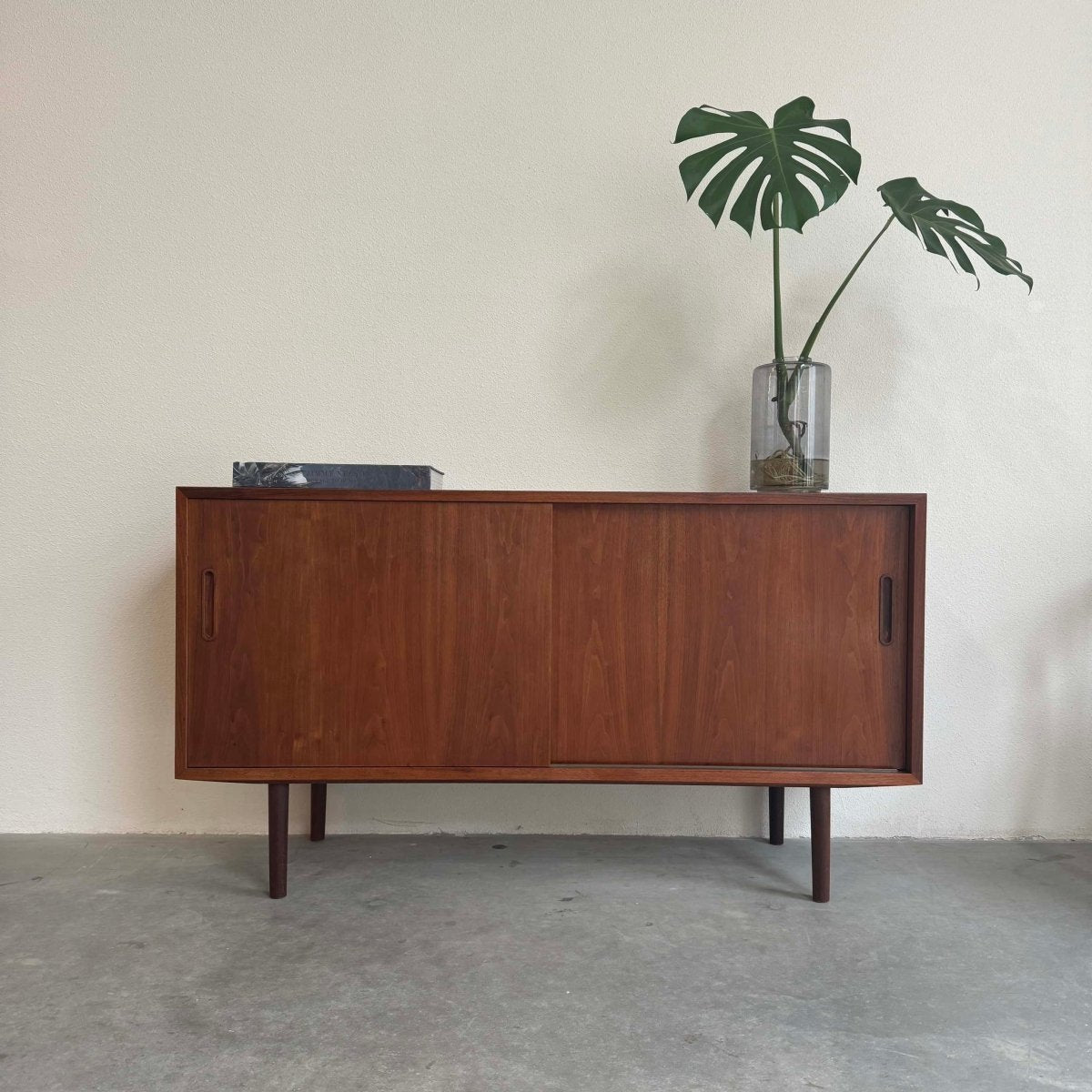 
                  
                    Hundevad sideboard teak - LOUI.STORE
                  
                