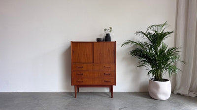 
                  
                    Klein Deens highboard - ladekast teak Gunnar Nielsen voor Tibergaard - LOUI
                  
                