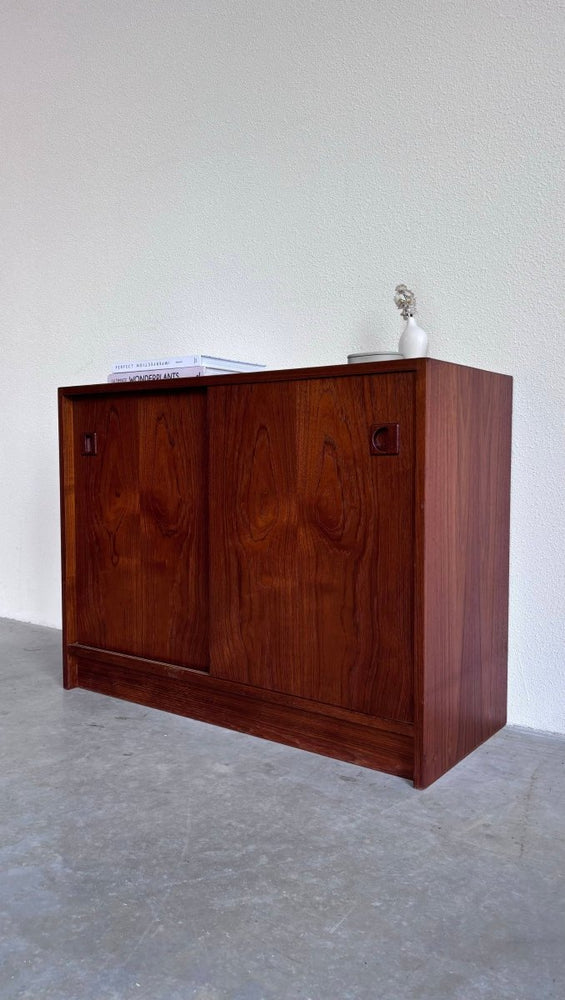 
                  
                    Klein sideboard plint in teak - LOUI.STORE
                  
                