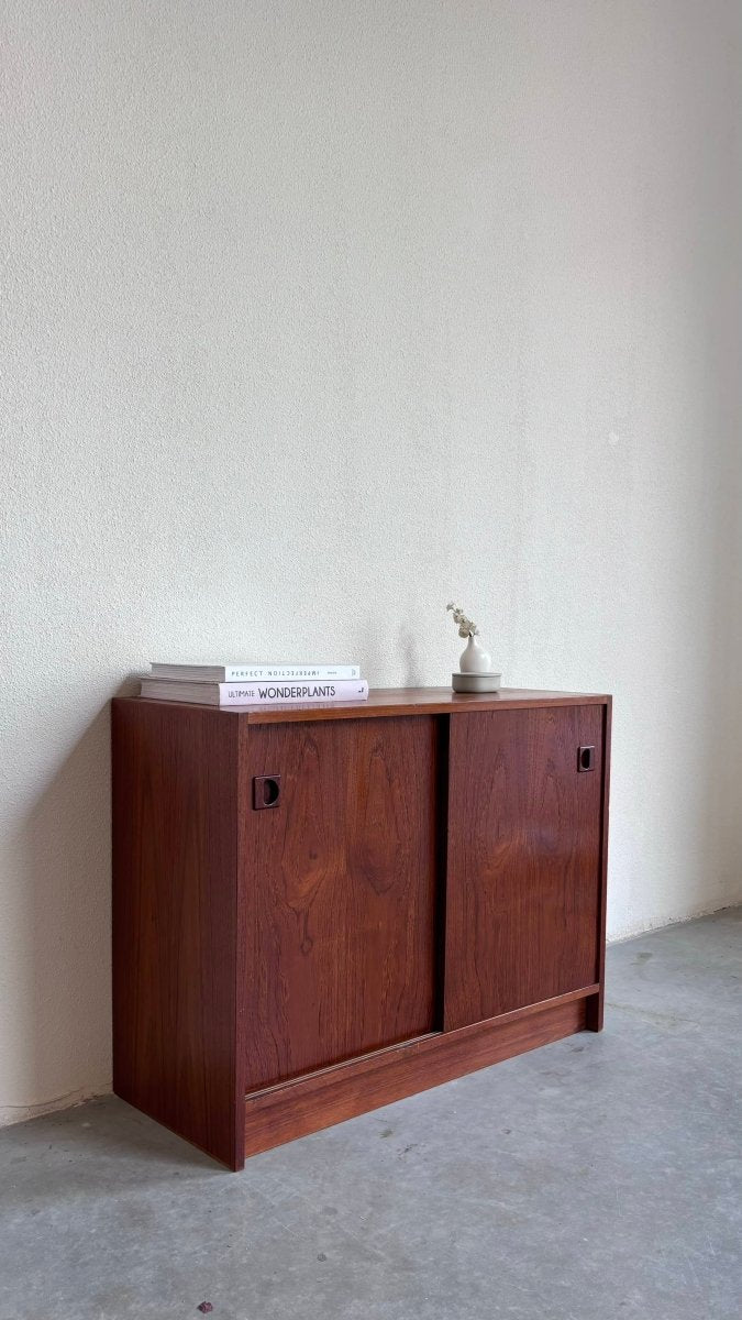 
                  
                    Klein sideboard plint in teak - LOUI.STORE
                  
                