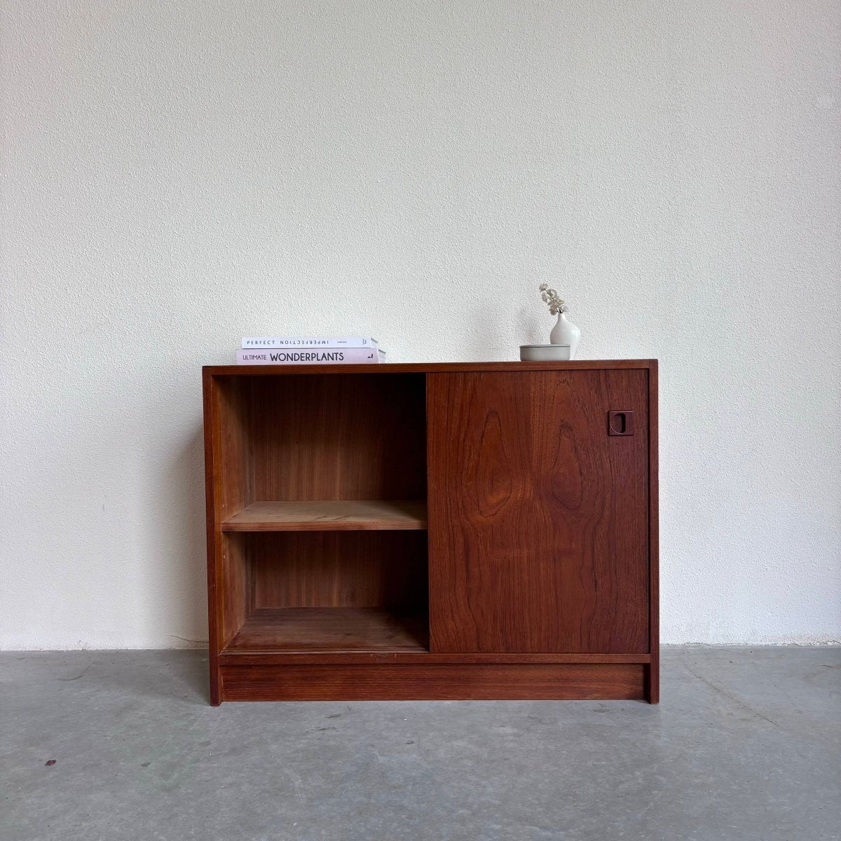 
                  
                    Klein sideboard plint in teak - LOUI.STORE
                  
                