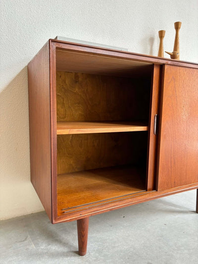 
                  
                    Klein sideboard schuifdeuren - LOUI.STORE
                  
                