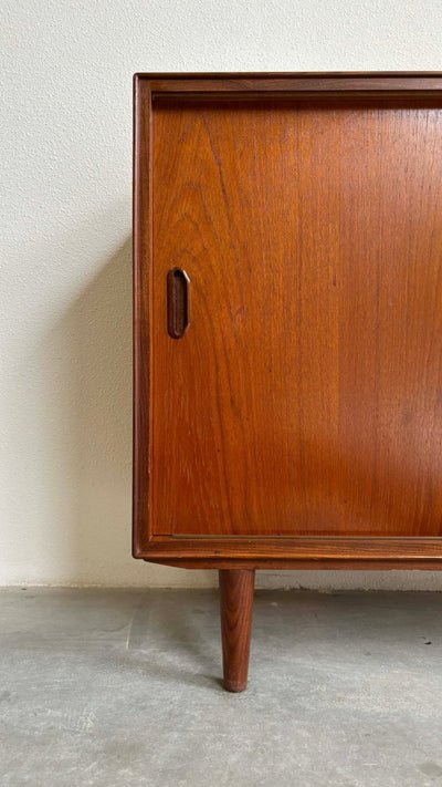 
                  
                    Klein sideboard schuifdeuren - LOUI.STORE
                  
                