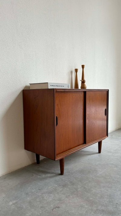 
                  
                    Klein sideboard schuifdeuren - LOUI.STORE
                  
                