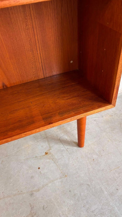 
                  
                    Klein vintage boekenkastje teak - LOUI.STORE
                  
                