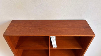 
                  
                    Klein vintage boekenkastje teak - LOUI.STORE
                  
                