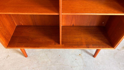 
                  
                    Klein vintage boekenkastje teak - LOUI.STORE
                  
                