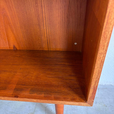 
                  
                    Klein vintage boekenkastje teak - LOUI.STORE
                  
                