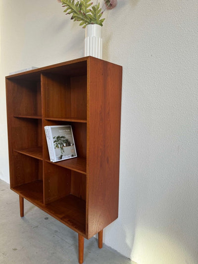 
                  
                    Klein vintage boekenkastje teak - LOUI.STORE
                  
                