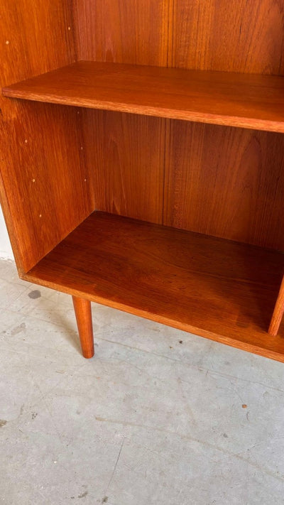 
                  
                    Klein vintage boekenkastje teak - LOUI.STORE
                  
                