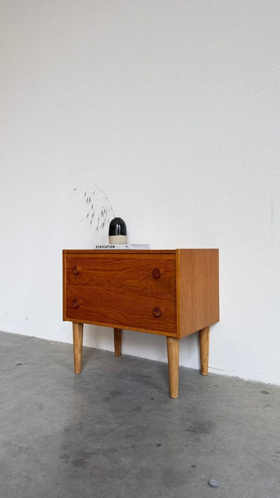 
                  
                    Klein vintage ladekastje 2* eiken, rond knopje - LOUI
                  
                