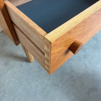 
                  
                    Klein vintage ladekastje 2* eiken, rond knopje - LOUI
                  
                