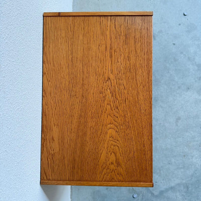 
                  
                    Klein vintage ladekastje 2* eiken, rond knopje - LOUI
                  
                