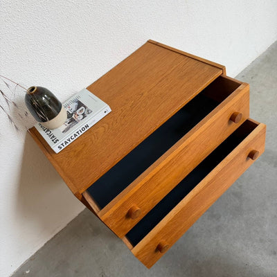
                  
                    Klein vintage ladekastje 2* eiken, rond knopje - LOUI
                  
                