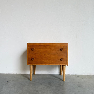 
                  
                    Klein vintage ladekastje 2* eiken, rond knopje - LOUI
                  
                