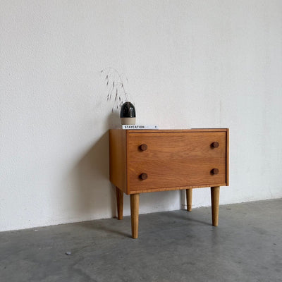 
                  
                    Klein vintage ladekastje 2* eiken, rond knopje - LOUI
                  
                