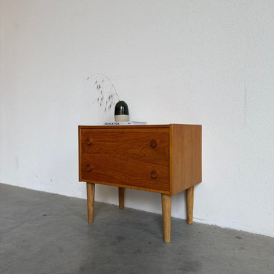 
                  
                    Klein vintage ladekastje 2* eiken, rond knopje - LOUI
                  
                