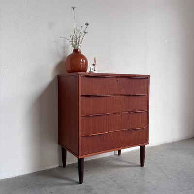
                  
                    Klein vintage ladekastje 4* teak - LOUI
                  
                