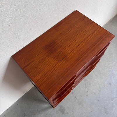 
                  
                    Klein vintage ladekastje 4* teak - LOUI
                  
                