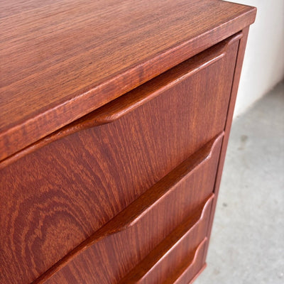 
                  
                    Klein vintage ladekastje 4* teak - LOUI
                  
                