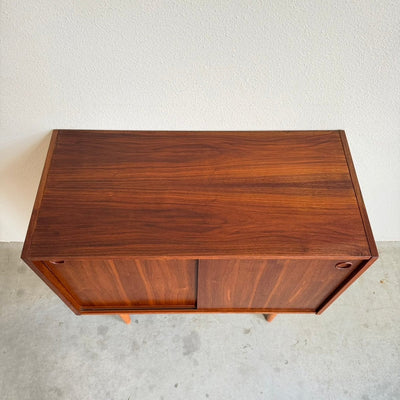 
                  
                    Klein vintage sideboard donker teak schuifdeurtjes - LOUI
                  
                