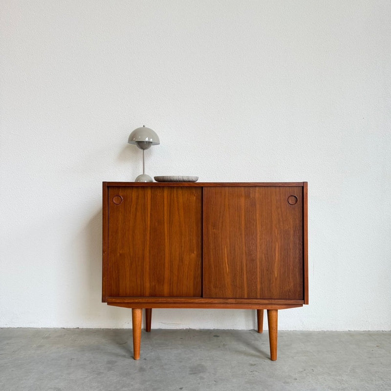 Klein vintage sideboard donker teak schuifdeurtjes - LOUI