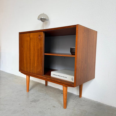 
                  
                    Klein vintage sideboard donker teak schuifdeurtjes - LOUI
                  
                