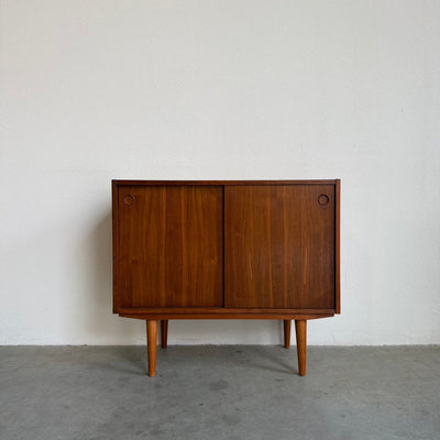 
                  
                    Klein vintage sideboard donker teak schuifdeurtjes - LOUI
                  
                