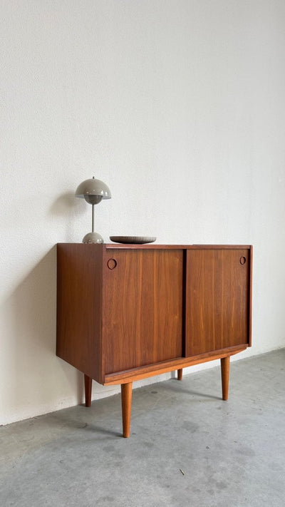 
                  
                    Klein vintage sideboard donker teak schuifdeurtjes - LOUI
                  
                