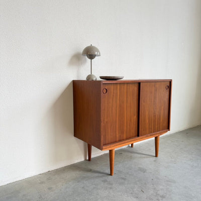
                  
                    Klein vintage sideboard donker teak schuifdeurtjes - LOUI
                  
                