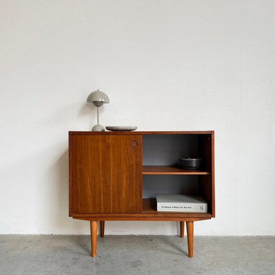 
                  
                    Klein vintage sideboard donker teak schuifdeurtjes - LOUI
                  
                