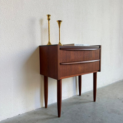 
                  
                    Klein vintage teak ladekastje 2* - LOUI
                  
                