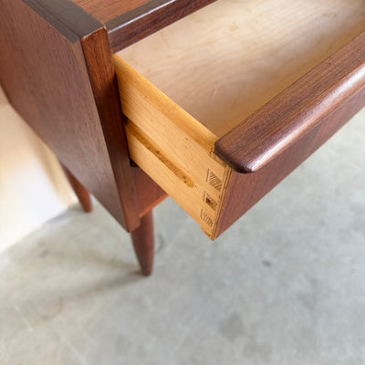 
                  
                    Klein vintage teak ladekastje 2* - LOUI
                  
                